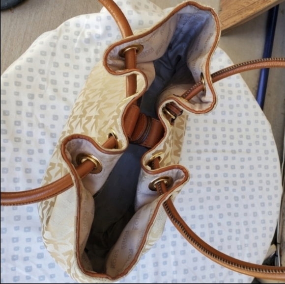 Michael Kors Signature Canvas & Leather Brown Cream EW Ring Tassel Shoul… - Picture 13 of 16